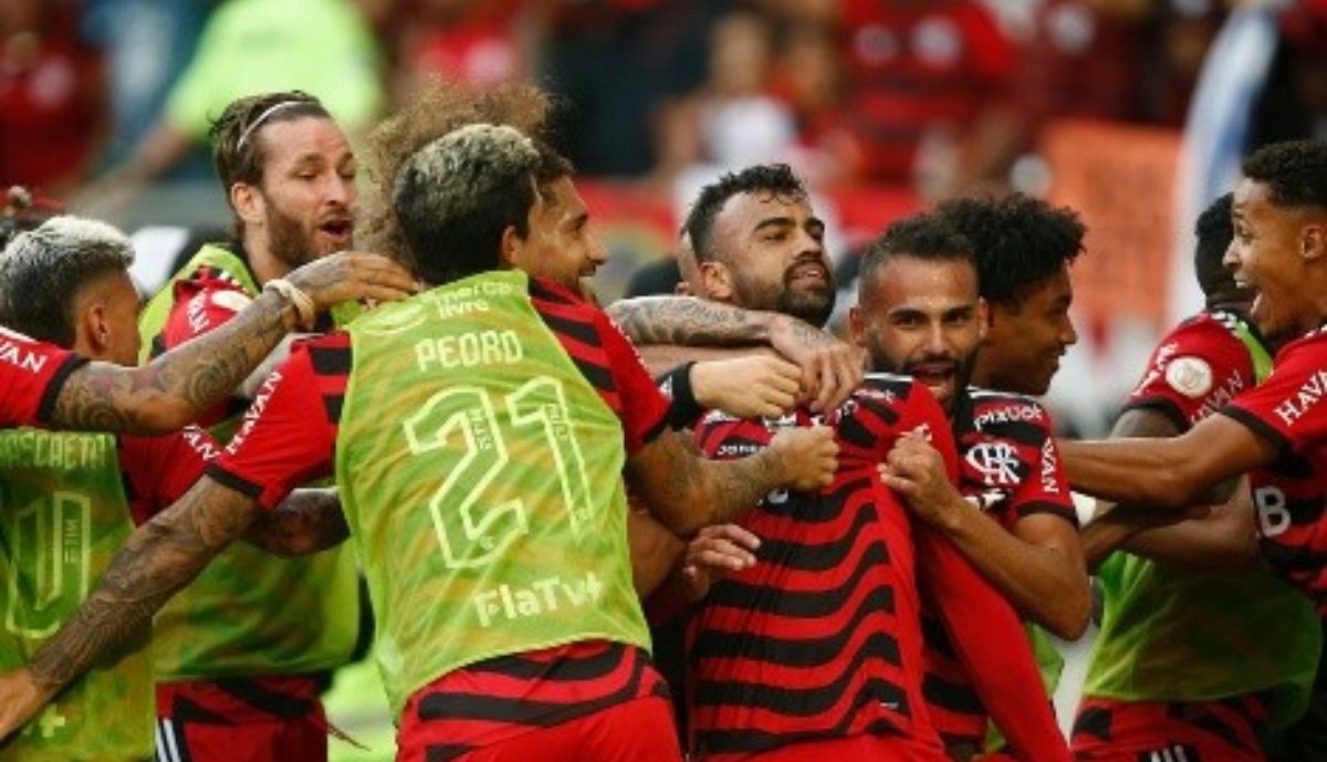 DEIXANDO A SUA MARCA NO MENGÃO! CRAQUE DO FLAMENGO COMPLETA 100 JOGOS COM O MANTO SAGRADO